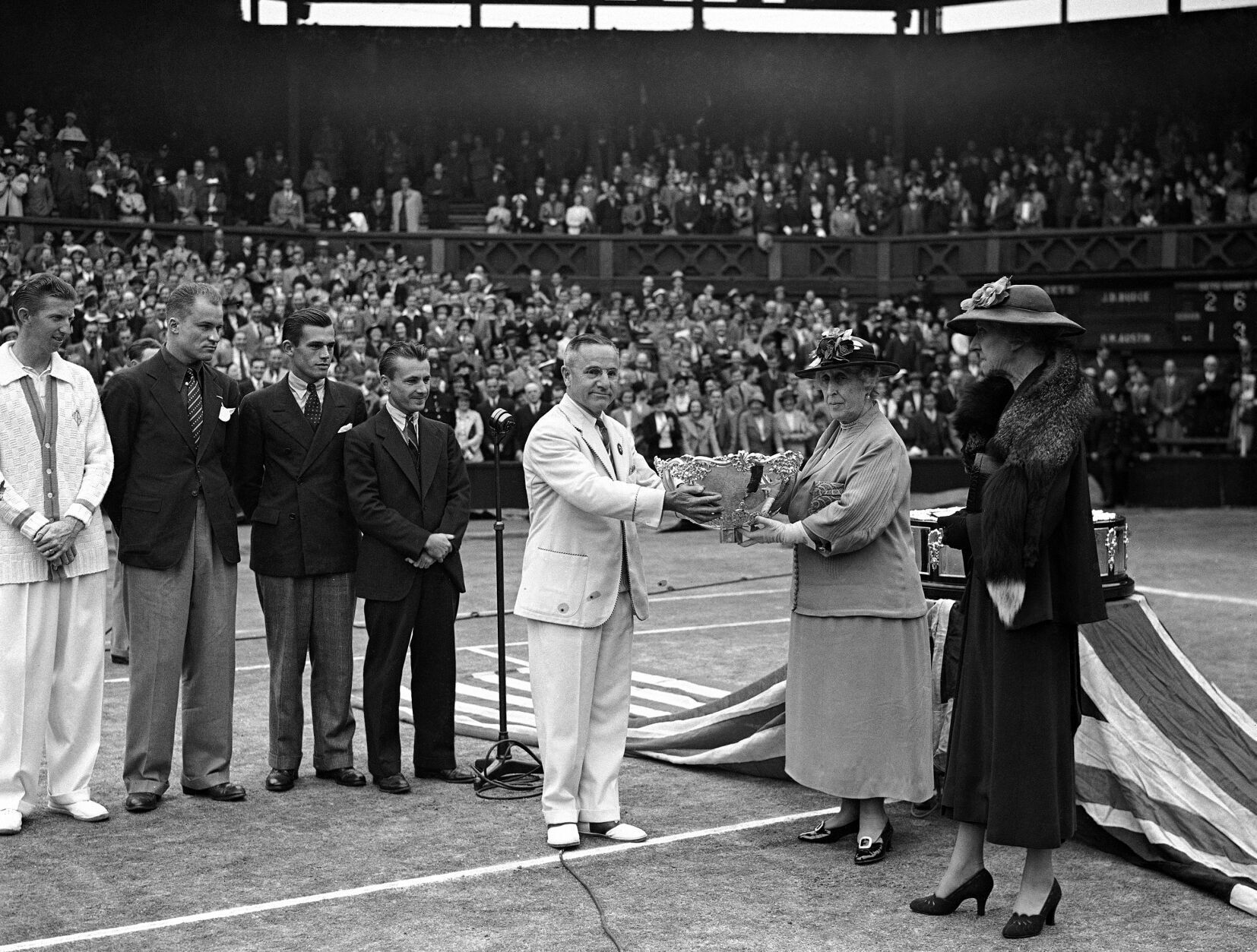 1937: US wins Davis Cup by beating Britain